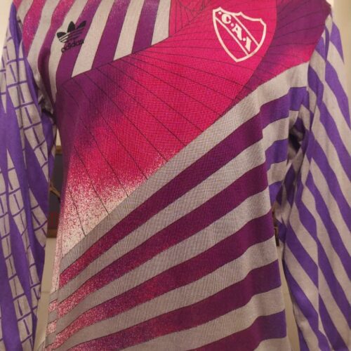 Camisa Club Atlético Independiente autografada pelo Victor Cuesta