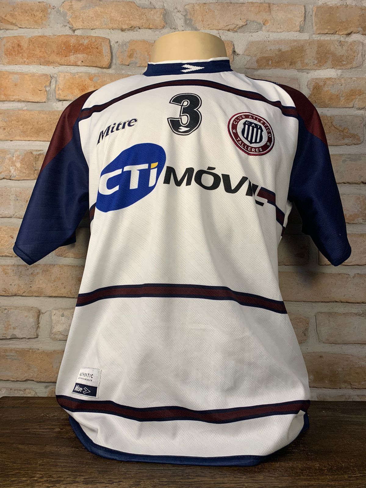 Camisa Club Atlético Independiente autografada pelo Victor Cuesta