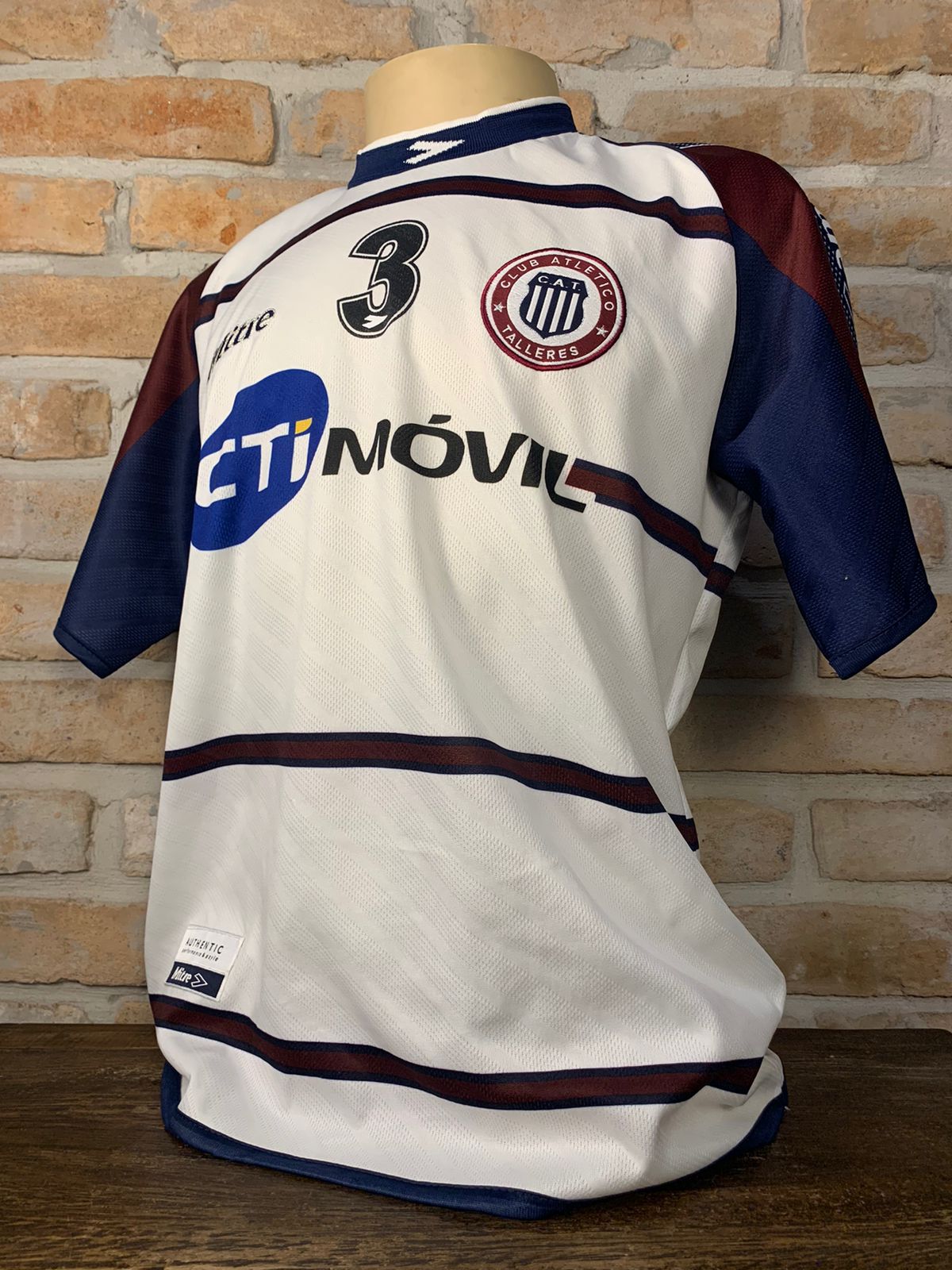 Camisa Club Atlético Independiente autografada pelo Victor Cuesta