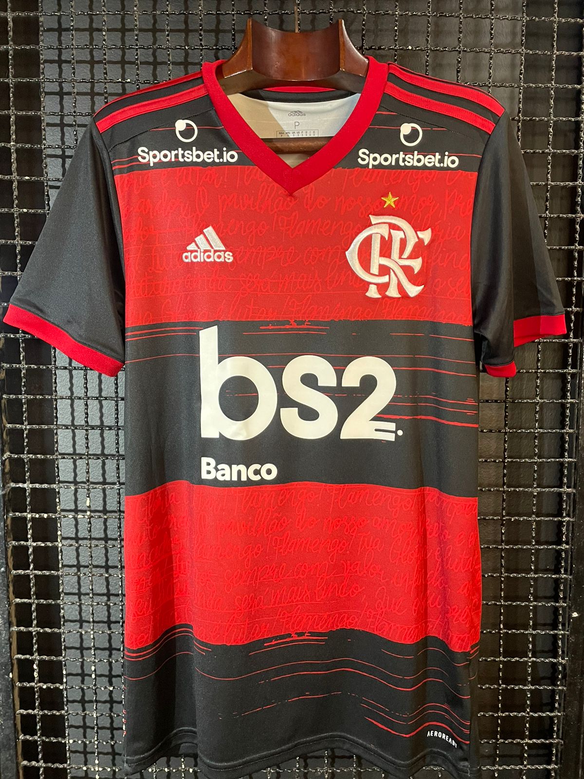 Adidas vai lançar versão 'fan jersey' de camisa oficial do Flamengo à  metade do preço