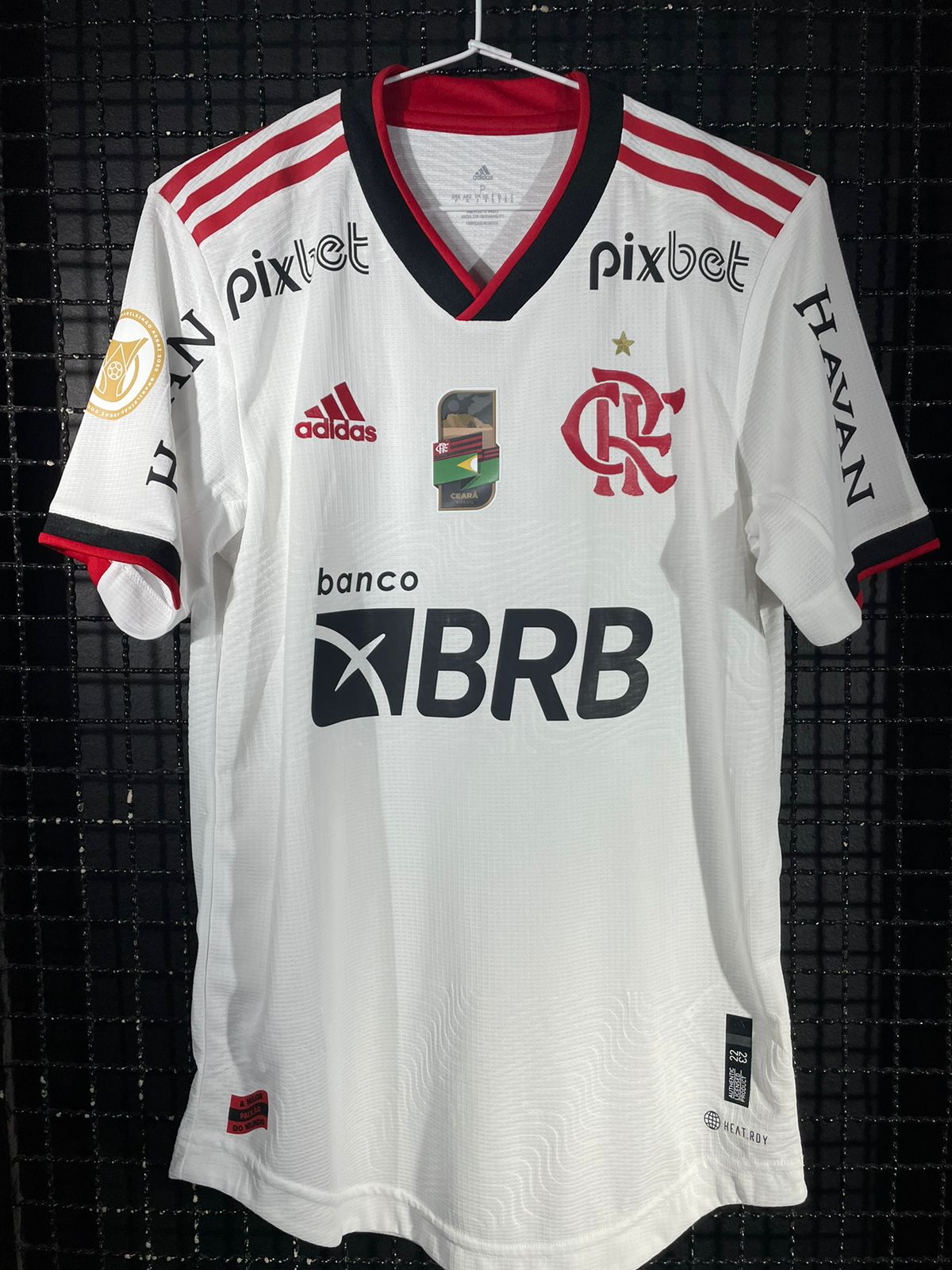 O novo uniforme do Flamengo tem um patch com a bandeira do estado de origem  dos jogadores estampado no peito. Gabriel Barbosa hoje entrou com a  bandeira do Rio de Janeiro, mesmo