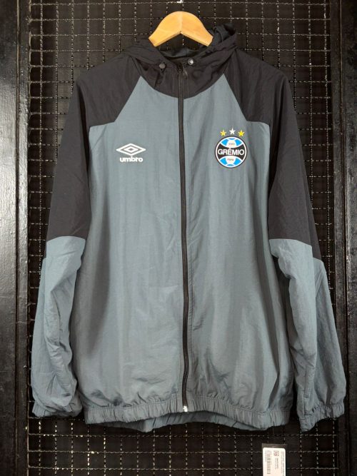 Jaqueta Grêmio Umbro 2023 corta-vento viagem