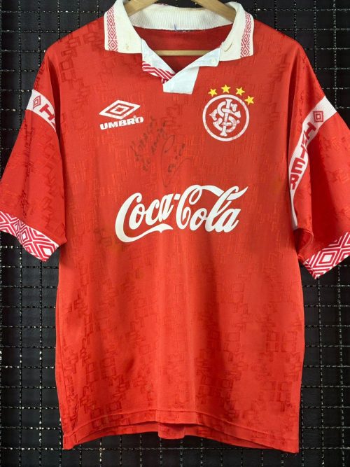 Camisa Internacional Umbro 1994 Caíco autografada vermelha